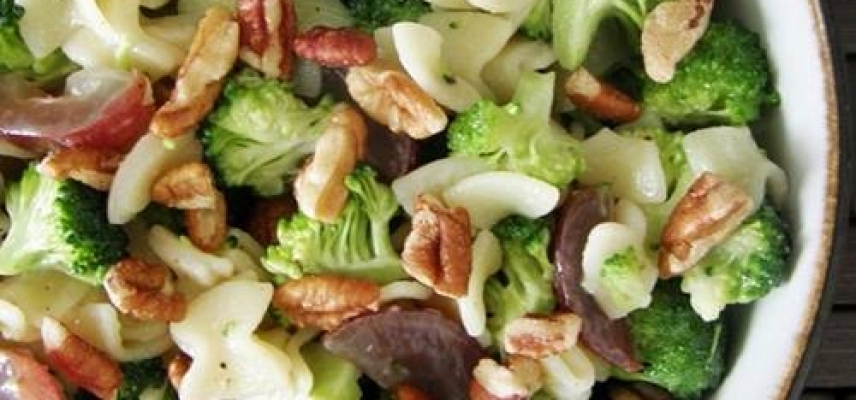 •	ENSALADA DE PASTA CON BRÓCOLI, UVAS Y NUECES