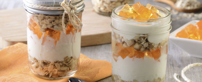 Desayuno con gelatina light de durazno, yoghurt y avena