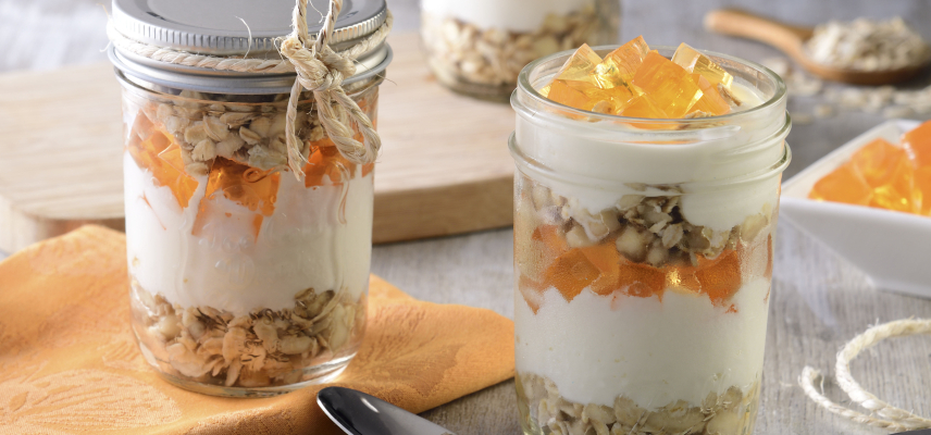 Desayuno con gelatina light de durazno, yoghurt y avena