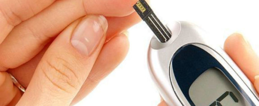 La importancia del control de la glucosa en la sangre de una persona que vive con diabetes.
