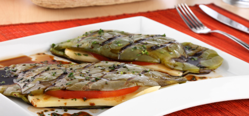 Nopalitos con queso en salsa roja