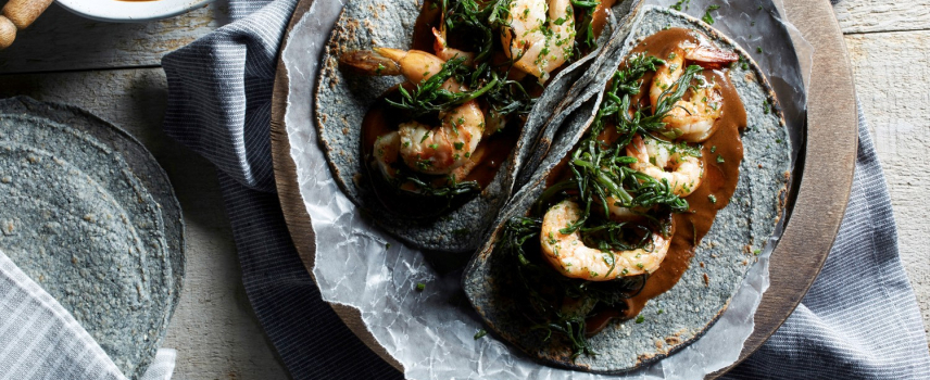Romeritos con mole y camarones en taquitos