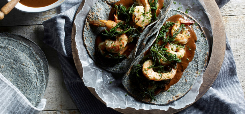 Romeritos con mole y camarones en taquitos