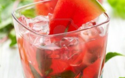 AGUA CON TROCITOS DE SANDÍA Y MENTA
