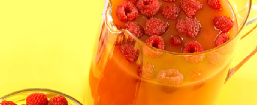 Agua de naranja y frambuesas