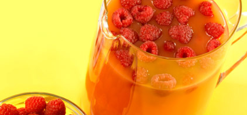 Agua de naranja y frambuesas