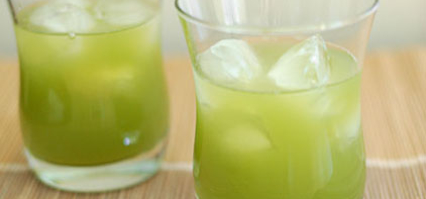 Agua fresca de pepino, lima y menta