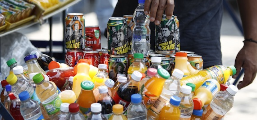 Según INEGI, el impuesto a bebidas azucaradas disminuyó el consumo en alrededor del 7%