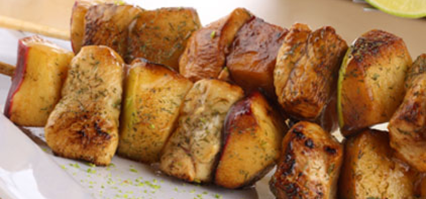 Brochetas de manzana y pollo con salsa de limón