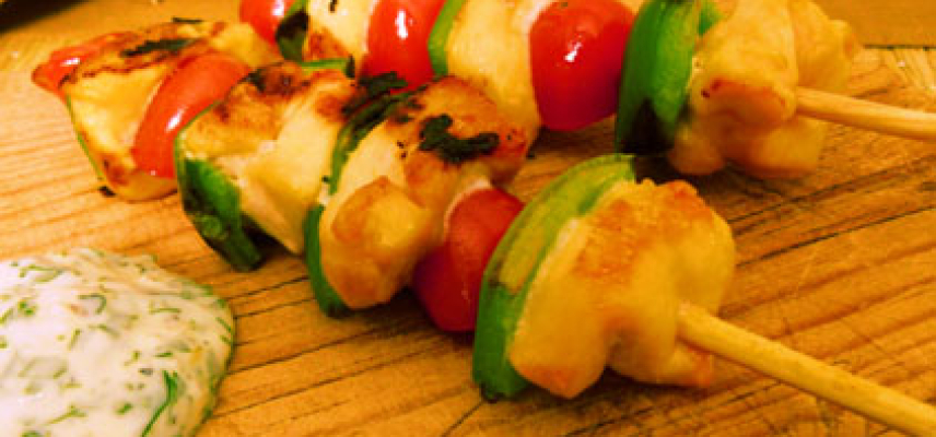 Brochetas de pollo con aderezo griego