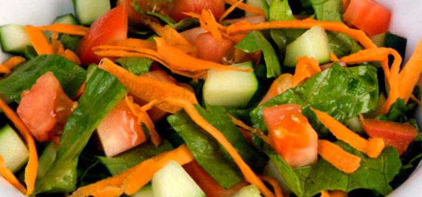 Ensalada verde cotidiana con vinagreta de cebolla encurtida