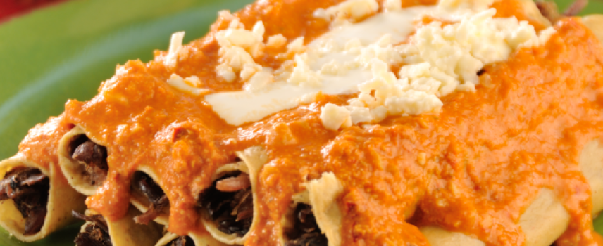 Flautas de res con salsa de cacahuate
