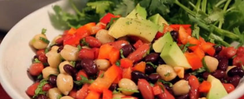 Frijoles negros, garbanzos y palmitos con vinagreta de cilantro