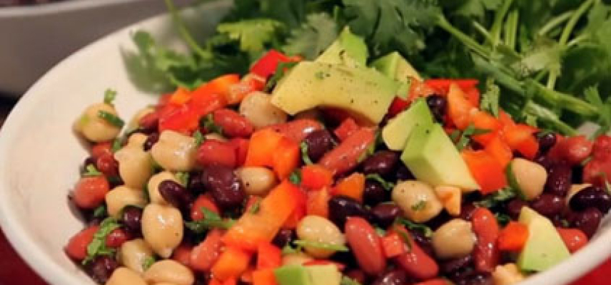 Frijoles negros, garbanzos y palmitos con vinagreta de cilantro