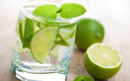 AGUA SIMPLE CON HIERBABUENA Y LIMÓN
