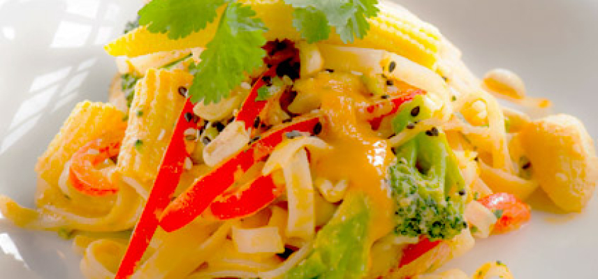 Ensalada oriental de pasta y vegetales con cacahuates