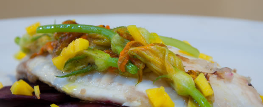 Filete de pescado con flor de calabaza