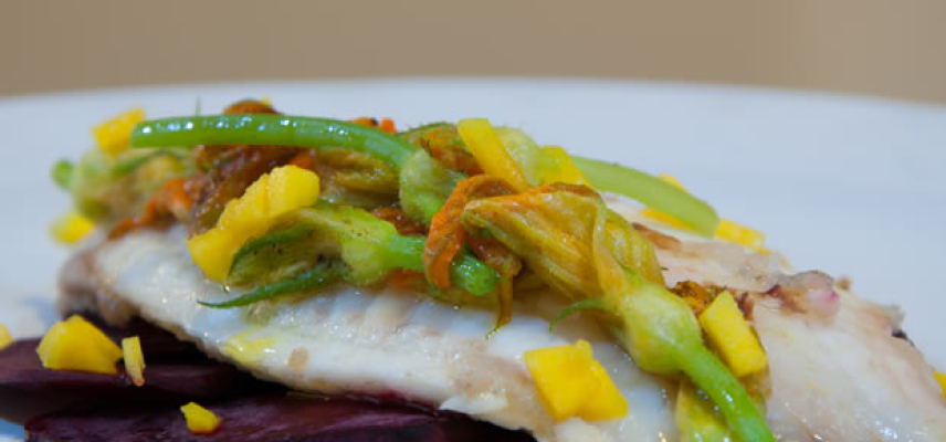Filete de pescado con flor de calabaza