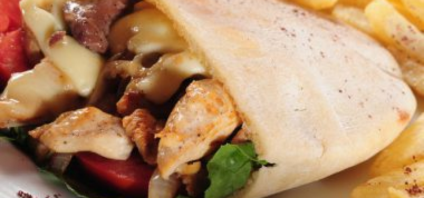 PITA CON POLLO EN ADEREZO ESTILO ÁRABE
