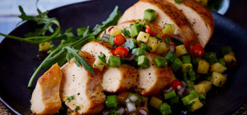 Pollo a la plancha con salsa de piña y nopales