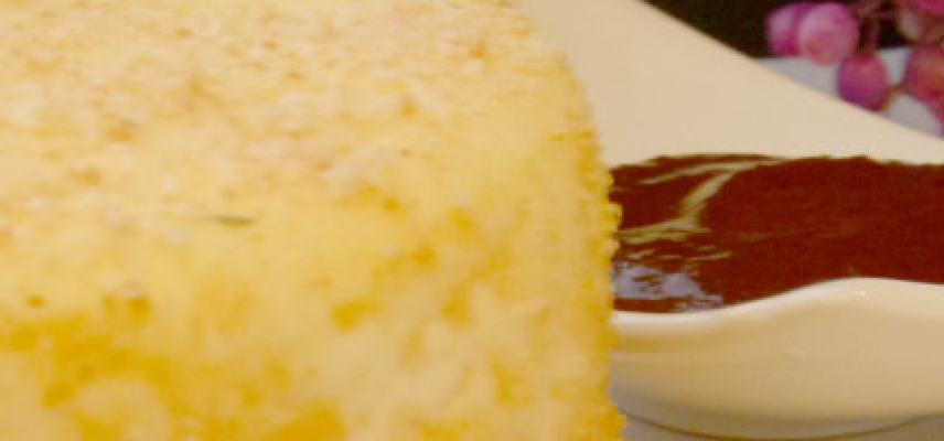 Queso gratinado con mermelada de cebolla morada y chile ancho