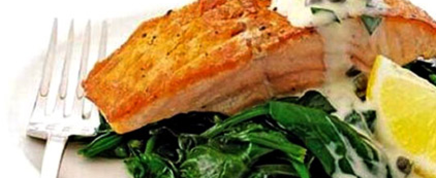 Salmón y espinaca con crema tártara