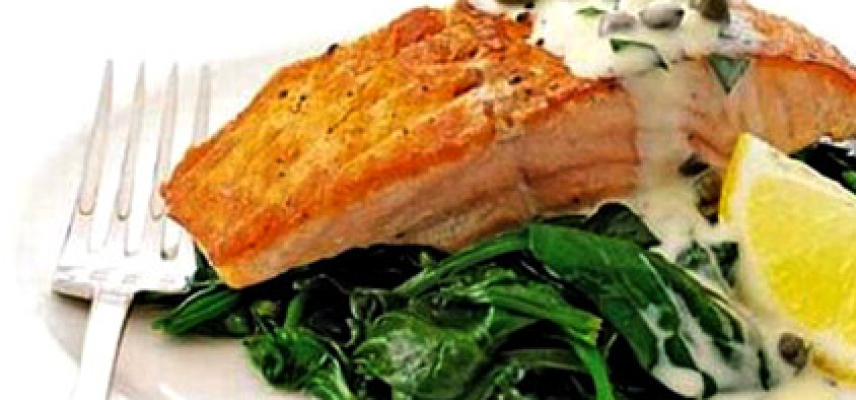 Salmón y espinaca con crema tártara