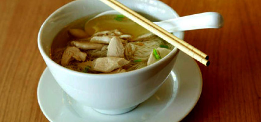 Sopa oriental de pollo