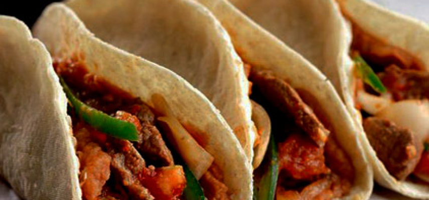 Tacos de tiras de res con chile y cebolla