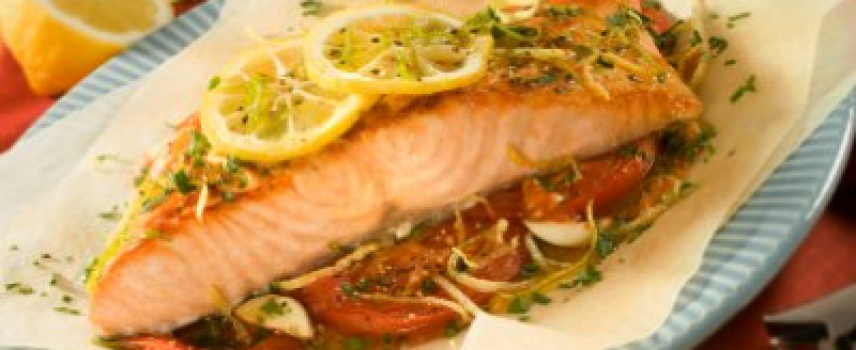 Salmón empapelado con verduras