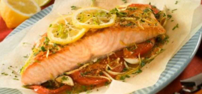 Salmón empapelado con verduras