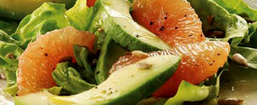 Ensalada de lechuga, toronja y aguacate con vinagreta de aceitunas y menta