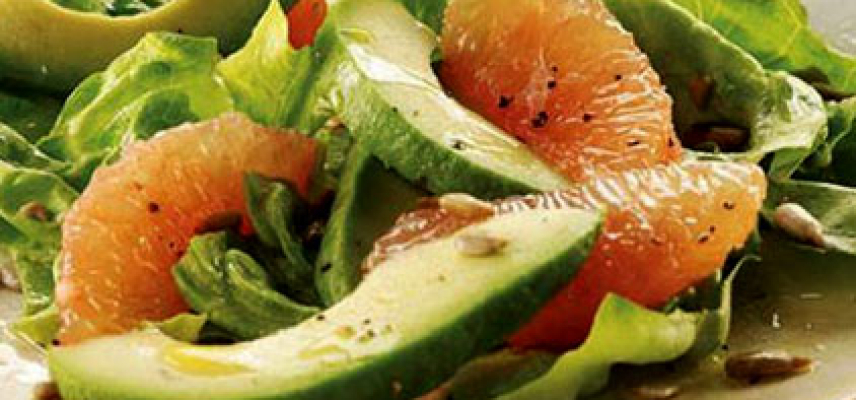 Ensalada de lechuga, toronja y aguacate con vinagreta de aceitunas y menta